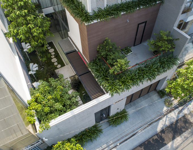  Với mong muốn có một không gian xanh mát và thư giãn thực sự, chủ nhà đã dành một nửa diện tích để làm sân vườn, tiểu cảnh.