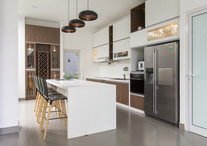  Khi không muốn ngồi ngoài hiên, gia chủ có thể thưởng thức bữa ăn ngay tại quầy bar nhà bếp.