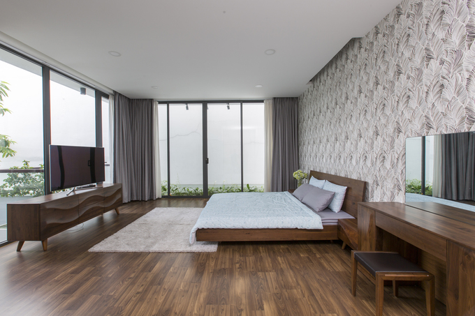 Nhà có 4 phòng ngủ, từ các phòng ngủ, gia chủ đều dễ dàng ngắm sân vườn thông qua những bức tường kính. 