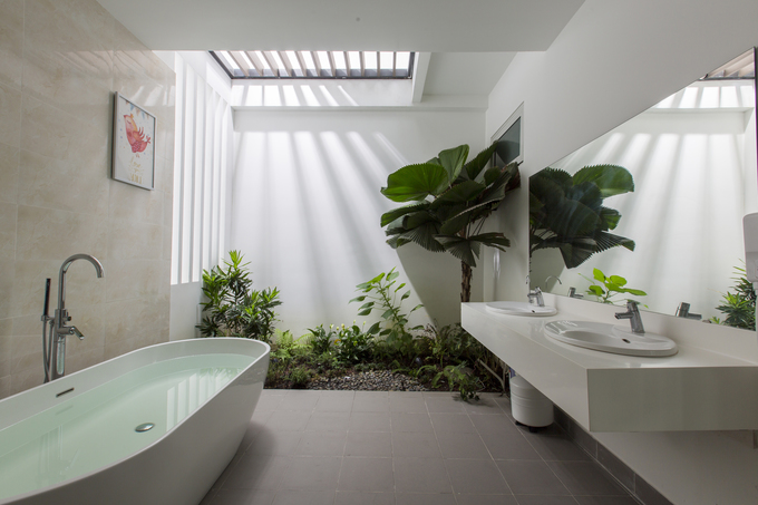  Ngôi nhà không chỉ sáng, thoáng nhờ tường kính. Các giếng trời cũng góp phần mang ánh sáng và gió tự nhiên vào trong nhà.