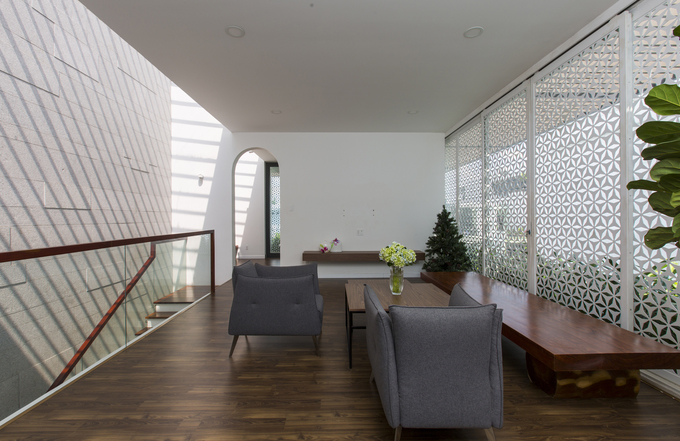 Thay vì dùng kính, các bức tường ở lầu trên cùng, nơi có không gian thờ tự và một không gian sinh hoạt chung, sử dụng lưới thép với hoa văn thiền định.