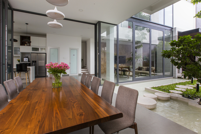   Dù vậy, bàn ăn ngoài hiên vẫn là không gian yêu thích nhất của gia chủ, mọi sinh hoạt dường như đều tập trung ở đây. Không gian này dù không có máy lạnh, không có tường bao che nhưng vẫn 