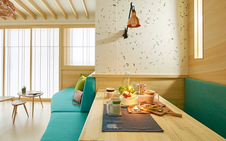  Bàn ăn gấp gọn đặt kế bên và có thể gấp gọn lại vào tường tiết kiệm khoảng trống tối đa.