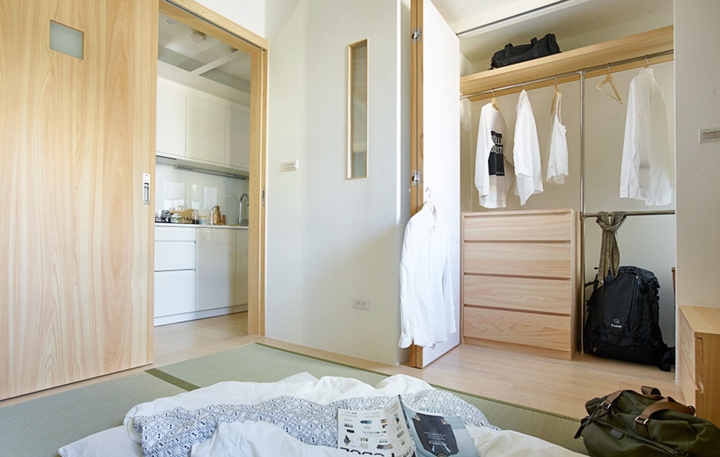  Tủ quần áo cũng được thiết kế mở với các kệ có thể điều chỉnh, bên ngoài có một cánh cửa tượt để bảo vệ quần áo không bị bụi bám vào.