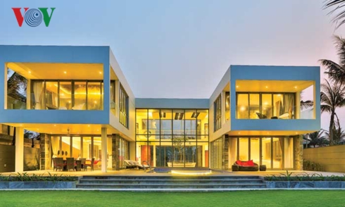 Ngôi nhà là một biệt thự nằm trong một khuôn viên rộng rãi với vị trí đắc địa ven biển, có tầm nhìn mở rộng về phía biển. Chính điều đó đã gợi nên ý tưởng cho chủ nhà và kiến trúc sư thiết kế một không gian mang âm hưởng của đại dương.