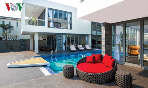 Phần giữa hai khối nhô ra phía trước là một bể bơi. Ở đầu bể hướng ra bên ngoài được thiết kế sàn tắm nắng như một mũi tàu.