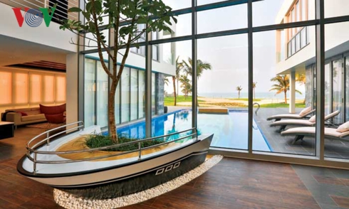  Còn bên trong nhà là phần đuôi con tàu. Đây cũng là một bồn cây xanh