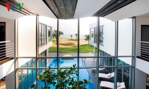  Đây cũng là khoảng thông tầng rất rộng, với những vách kính lớn xóa nhòa ranh giới bên trong – bên ngoài.