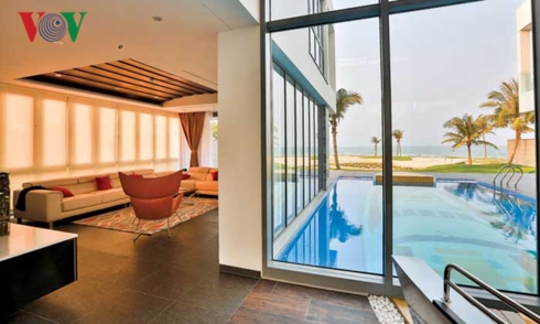 Ở tầng trệt hai khối lớn, một bên là phòng khách, một bên là bếp và phòng ăn. Mỗi không gian đều hướng ra biển và bể bơi.