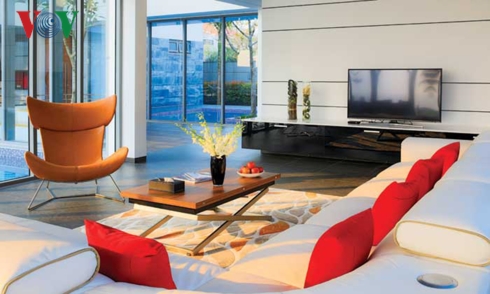  Màu sắc của ngôi nhà chủ đạo là trắng và xanh gợi sự khoáng đạt và mênh mông của đại dương, song ở một số góc được điểm sắc đỏ đầy ấn tượng.