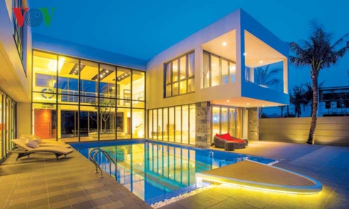 Ngôi nhà lung linh trong ánh đèn khi chiều buông.