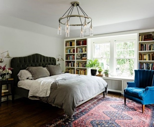 Bạn có cần thêm không gian lưu trữ trong phòng ngủ của bạn? Theo đó, một chiếc giường có thể dựng lên hoặc một khung giường với ngăn kéo sẽ là ý tưởng tuyệt vời. Bạn có một phòng ngủ nhỏ? Một chiếc giường có 4 chân kiểu truyền thống - có thể nhìn thấy bên dưới giường làm tăng cảm giác không gian trong phòng và được coi là phong thủy tuyệt vời vì nó cho phép chia (năng lượng phổ quát tốt) di chuyển tự do hơn trong phòng.