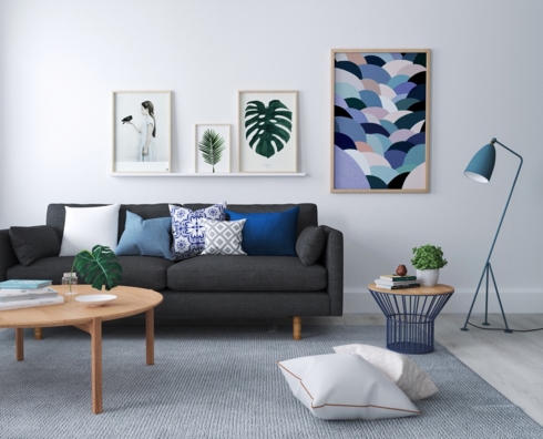 Những bức tranh và một số đồ vật có màu xanh đã tạo nên sự yên tĩnh cho căn phòng có đồ vật được sắp xếp đơn giản.