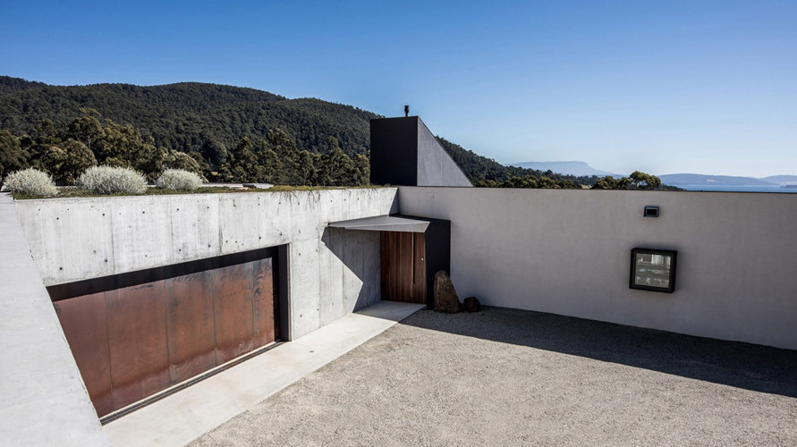 Cặp vợ chồng này đã rời thành phố Sydney ồn ào, náo nhiệt để được tận hưởng một cuộc sống nông thôn ở vùng quê miền nam Tasmania.