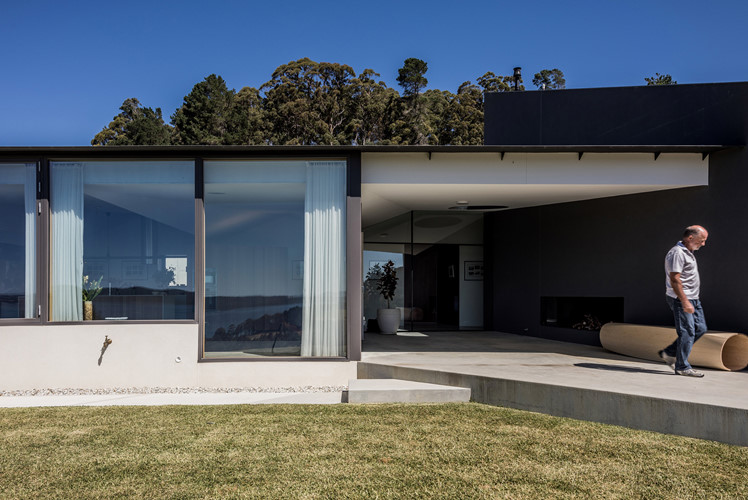  Sunnybanks House tọa lạc trên sườn đồi, hướng Bắc.