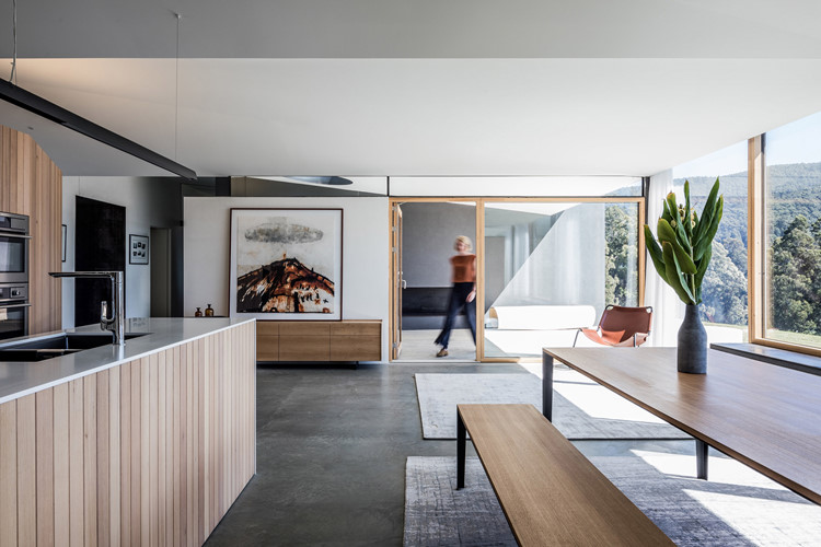 Ngôi nhà sở hữu một khu vui chơi ngoài trời có mái che và lò sưởi để giữ ấm trong thời tiết lạnh giá.