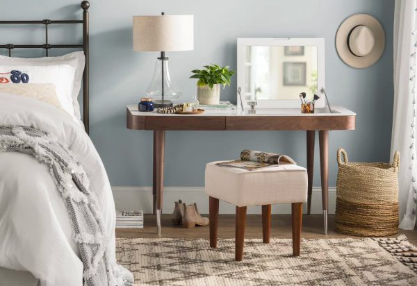 Bàn gỗ hình chữ nhật hiện đại này có gương bật lên, mặt trên sơn mài dễ lau chùi và ngăn kéo lưu trữ.