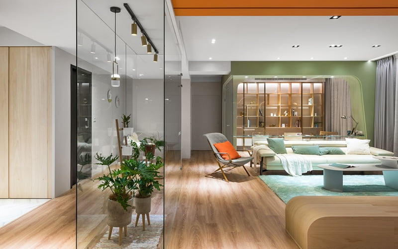 Toàn bộ căn phòng có ba mặt ánh sáng, nên luôn nhận được nhiều ánh sáng mặt trời vào ban ngày.