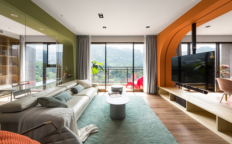 Ghế sofa lớn chiếm trọn khu vực tiếp khách, một tấm thảm màu xanh da trời cùng bàn nước thiết kế riêng khiến khu vực phòng khách càng thêm sang trọng, gần gũi.