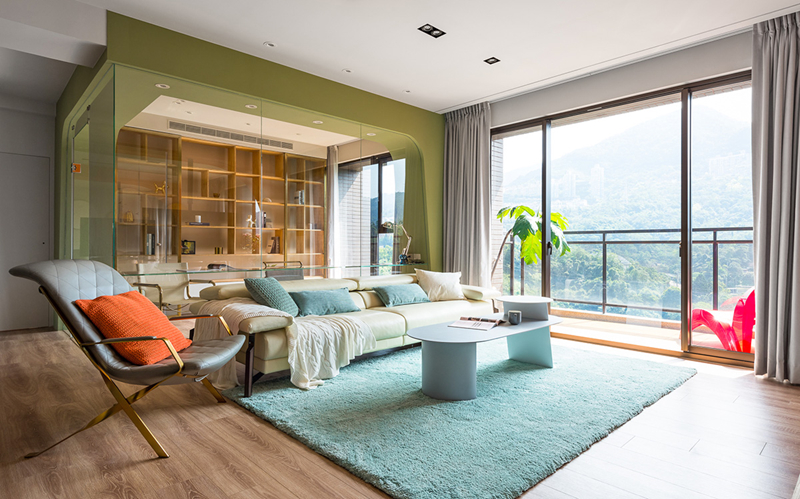 Cửa trượt bằng kính điều chỉnh nhiệt độ trong phòng luôn ở mức ổn định nhưng vẫn giúp chủ nhân có thể ngắm khung cảnh bên ngoài.