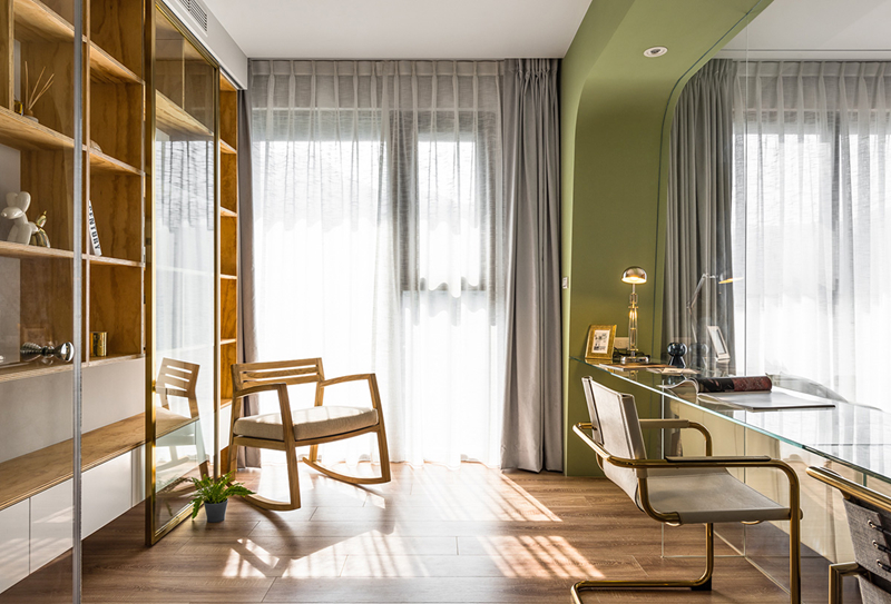  Với một chiếc ghế bập bênh ở góc, chủ nhân có thể tận hưởng một buổi chiều thoải mái dưới ánh nắng mặt trời.