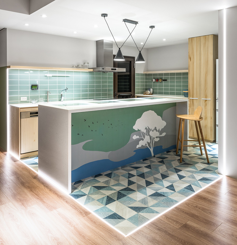  Mặt trước đảo bếp vẽ bức tranh chim bay về tổ, biểu tượng cho hạnh phúc gia đình.