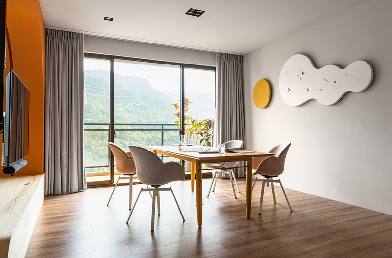 Bàn ăn đặt cạnh cửa sổ có thể nhận ánh sáng mọi lúc, những chiếc ghế ăn có cạnh bo tròn nhìn từ xa bồng bềnh như những đám mây.