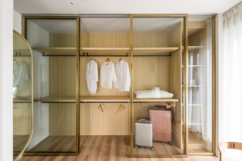 Với những tấm cửa trượt làm bằng kính trong suốt đồ vật bên trong tủ quần áo dễ dàng được nhìn thấy.