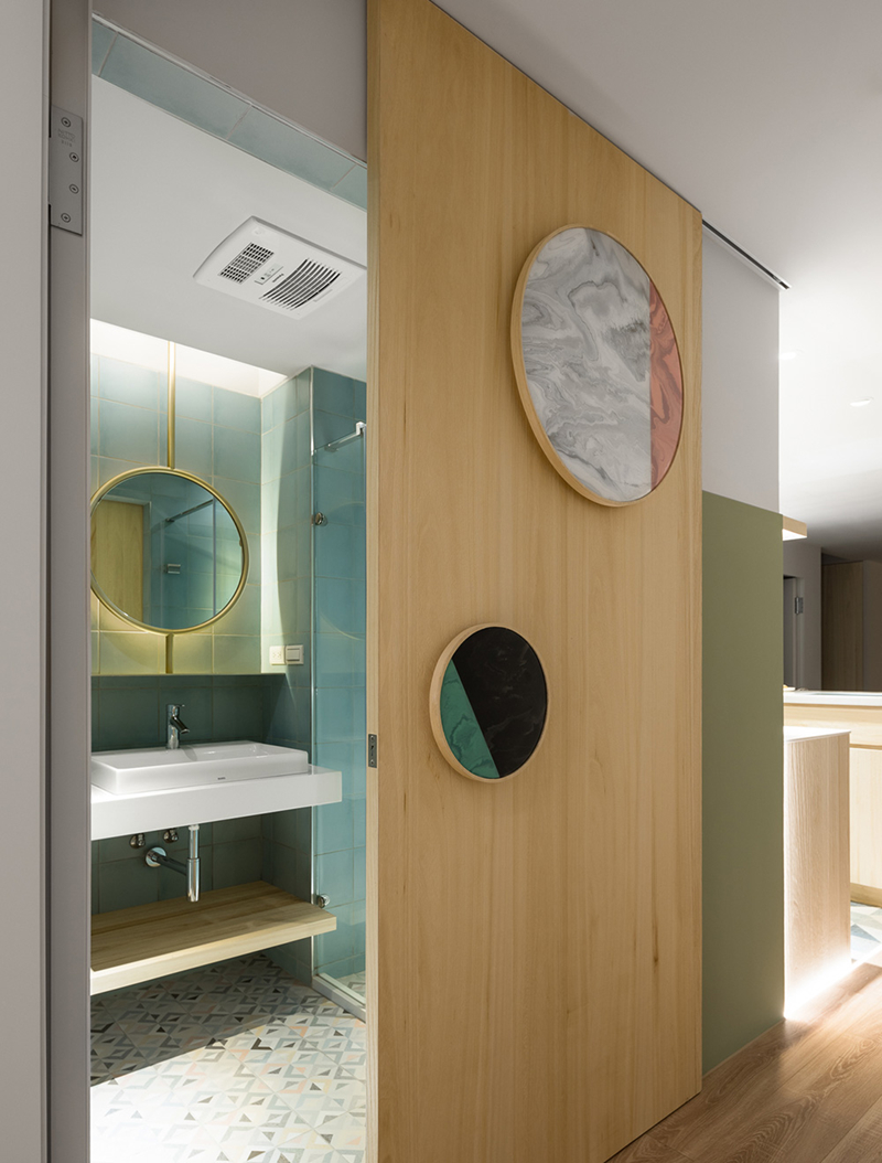  Cửa phòng tắm trang trí bằng tấm gương tròn tinh xảo.