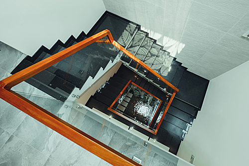 Giếng trời một ngôi nhà tại TP HCM mới được KTS Phạm Thanh Truyền cải tạo làm giảm sáng lại. Ảnh: Cotin.