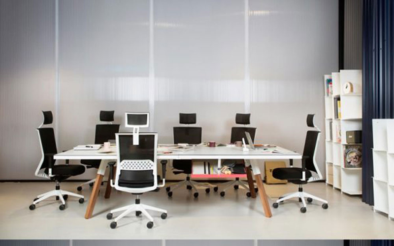  Bàn làm việc công sở rộng, quây xung quanh là những chiếc ghế cho nhiều người ngồi cùng trao đổi công việc. 