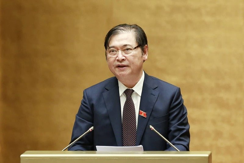 Chủ nhiệm Ủy ban Khoa học- Công nghệ- Môi trường của Quốc hội Phan Xuân Dũng trình bày dự thảo Luật Kiến trúc tại phiên thảo luận chiều 21/5.