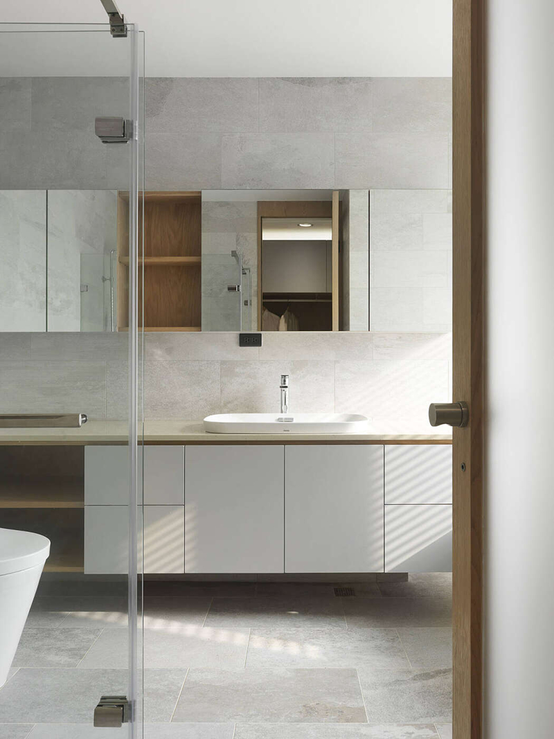  Tủ bên dưới bồn rửa cách mặt sàn một khoảng nhất định dễ dàng cho việc làm vệ sinh.