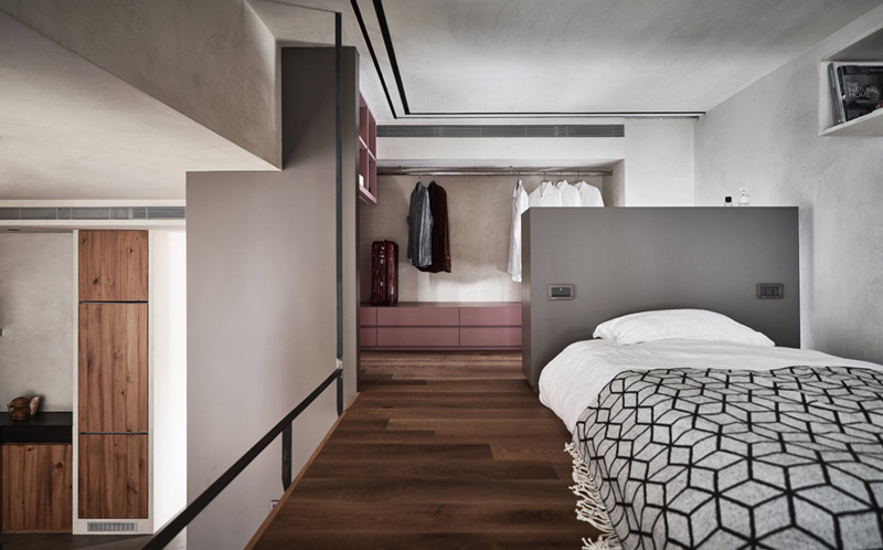  Trên gác lửng chiếc giường sàn được sử dụng để tận dụng không gian trần thấp.
