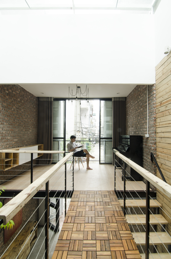  Tầng thứ hai là không gian dành riêng cho chủ nhân, với phòng ngủ có cửa sổ nhìn ra giếng trời, nơi chủ nhà có thể hít thở không khí trong lành mỗi sáng, và từ đây có thể dễ dàng kết nối với phòng làm việc thông qua hành lang