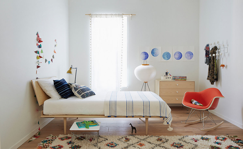  Lấy cảm hứng từ nội thất mang phong cách Retro, chiếc giường đơn vừa hiện đại lại có chút gì ấm áp, gần gũi.