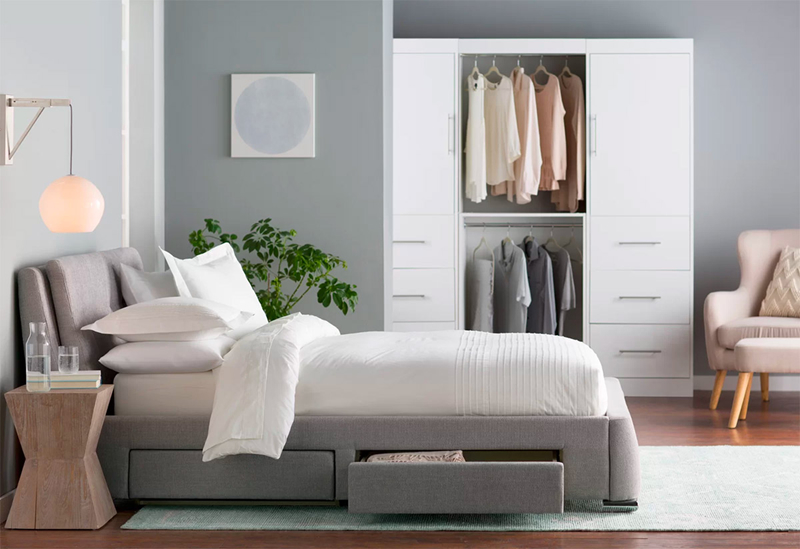 Hộc nhỏ bên dưới giường, giúp bạn sắp xếp chăn, gối, đệm thật gọn gàng.