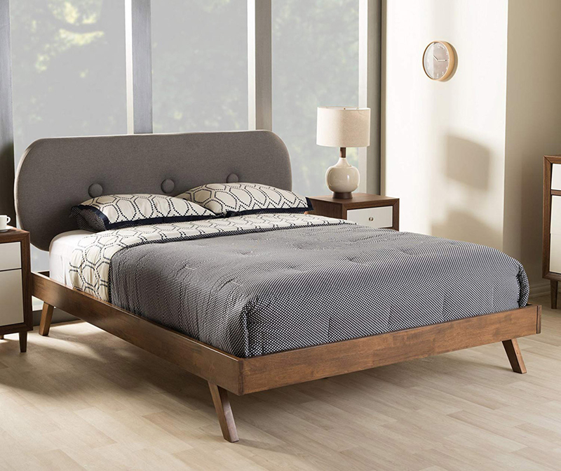 Giường ngủ vừa hiện đại vừa cổ điển, tạo nên sự hài hòa cho phòng.