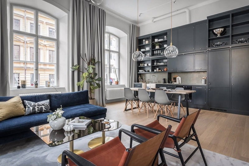 Căn hộ nổi bật với chiếc tủ bếp cao, có nhiều ngăn và khoang để đồ. Không gian căn phòng khá thoáng khi có cửa sổ nhìn ra bên ngoài, đồ đạc được kê rất gọn gàng.