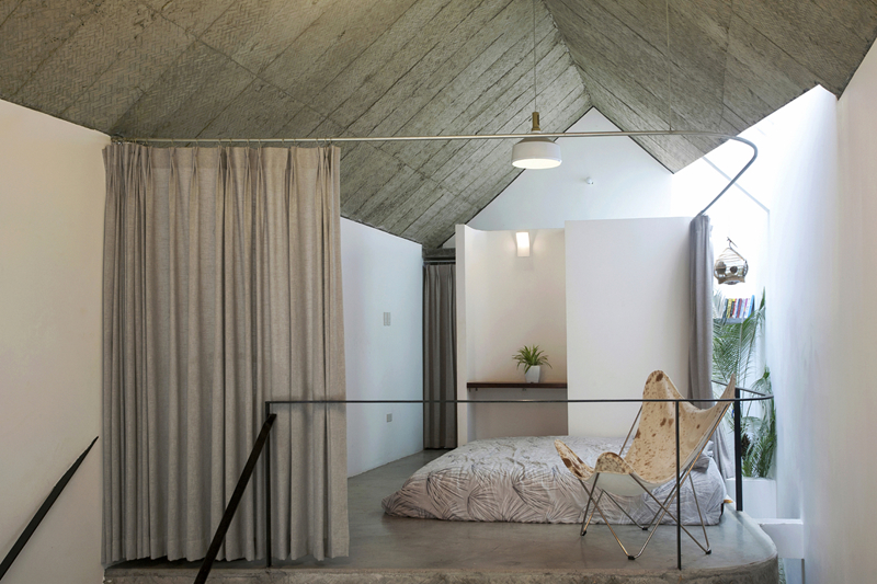  Chiếc giường ngủ thấp, phù hợp với cuộc sống của một chàng trai độc thân.